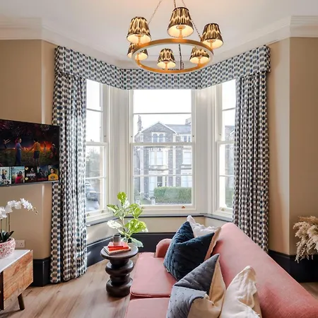 Pembroke House I Your Daire *