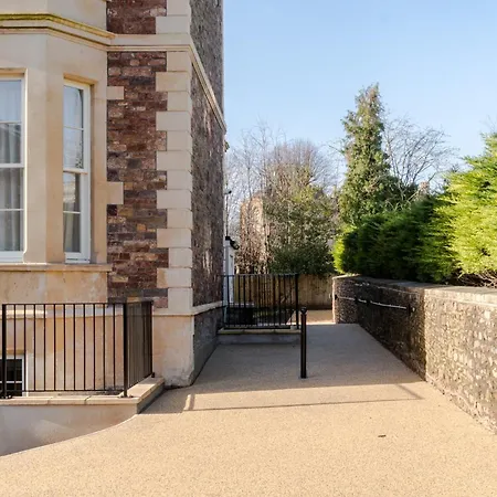 Pembroke House I Your Daire