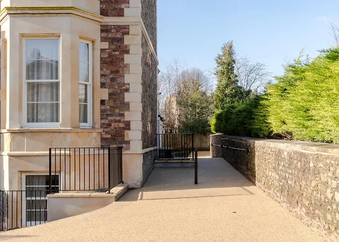 Pembroke House I Your Apartament