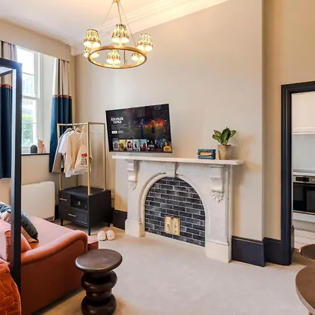 Pembroke House I Your *